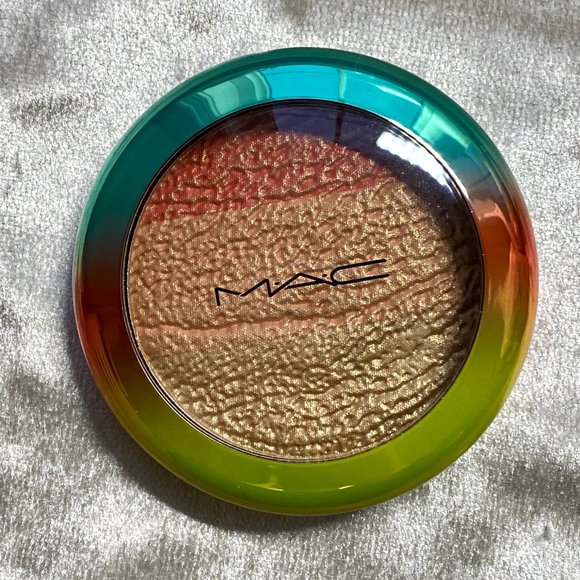 MAC Cosmetics Freshen Up High-Light Powder LE BNIB - Picture 2 of 3